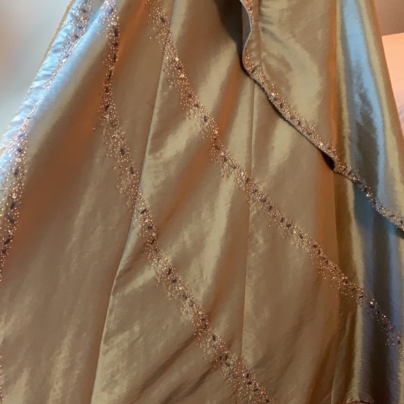 Formal gown - Picture 7 of 7